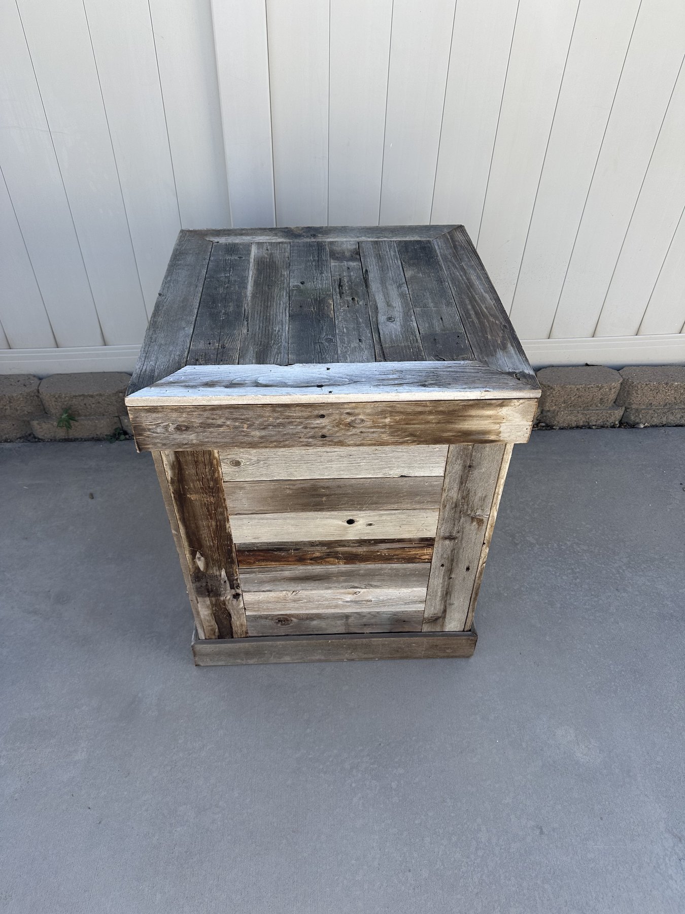 Front view of the banded base and corner posts