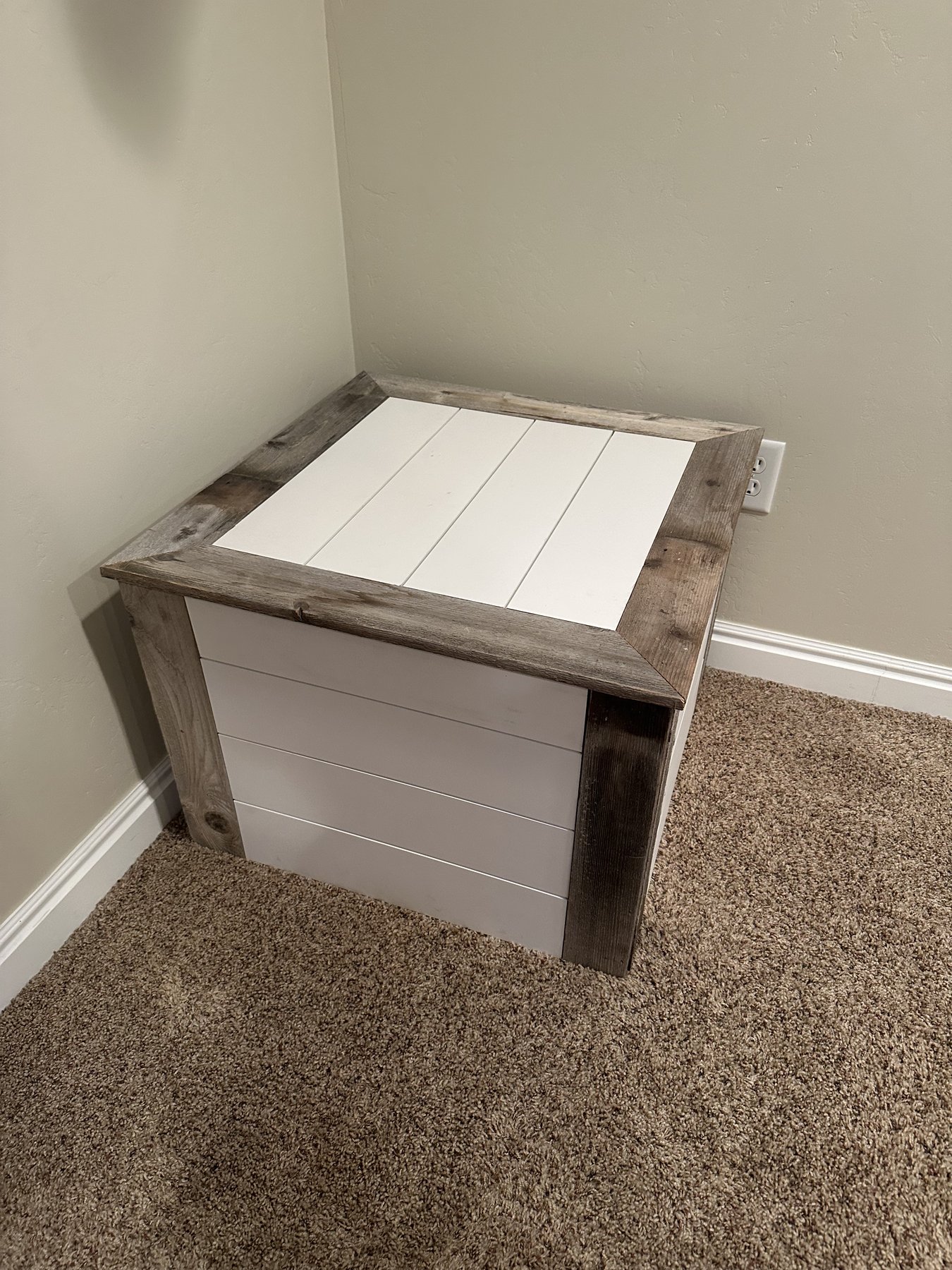 Straight-on view of the shiplap top and corner post